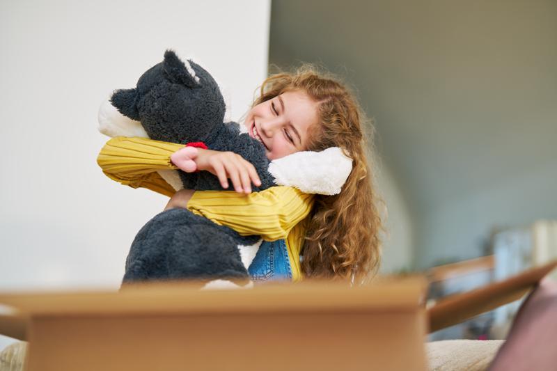 webimage-Girl-receiving-gift