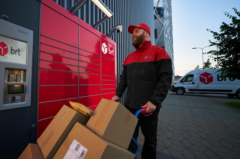 webimage-Driver-delivering-parcels-to-locker.jpg
